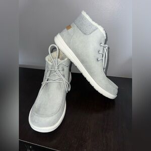 SO Light Gray Women’s Suede Chukka Boots